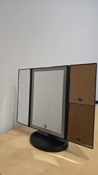 Specchio da trucco con luce LED