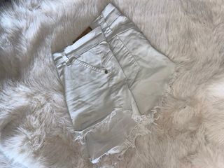 Top Morado con Botones Pantalon corto blanco