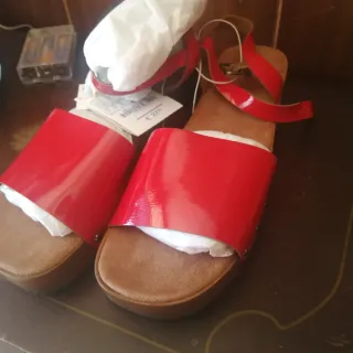 Sandalias rojas charol cuña