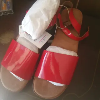 Sandalias rojas charol cuña