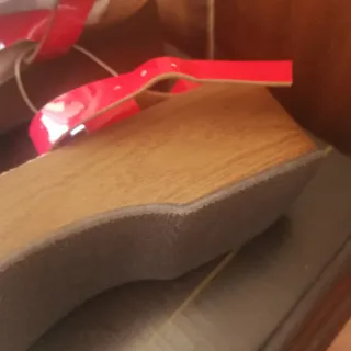 Sandalias rojas charol cuña