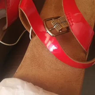 Sandalias rojas charol cuña