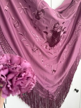 Mantoncillo Flamenco Morado maquillaje con Flecos