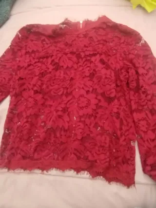 Blusa roja encaje manga larga