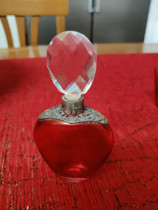 Boccetta profumo vintage rossa con tappo cristallo