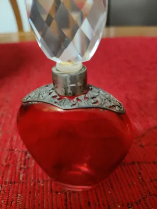Boccetta profumo vintage rossa con tappo cristallo