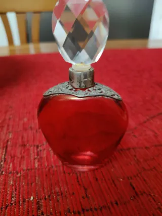 Boccetta profumo vintage rossa con tappo cristallo