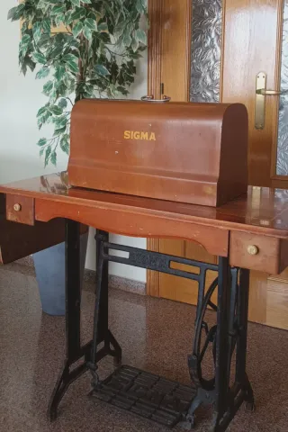 Máquina de coser Sigma A-107-1 vintage, con mueble