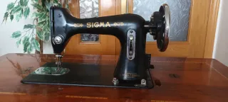 Máquina de coser Sigma A-107-1 vintage, con mueble