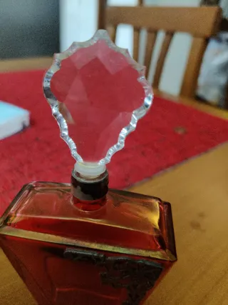 Boccetta profumo vintage con tappo decorato