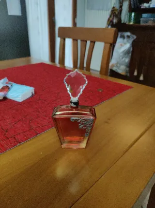 Boccetta profumo vintage con tappo decorato