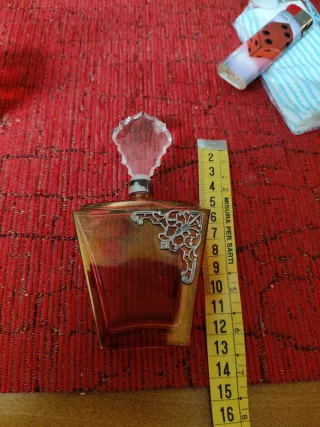 Boccetta profumo vintage con tappo decorato