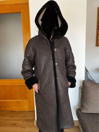 Abrigo largo piel sintética con capucha