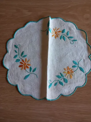 Centrino rotondo ricamato fiori