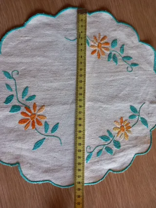 Centrino rotondo ricamato fiori