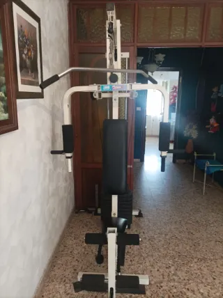 Máquina de musculación en buen estado