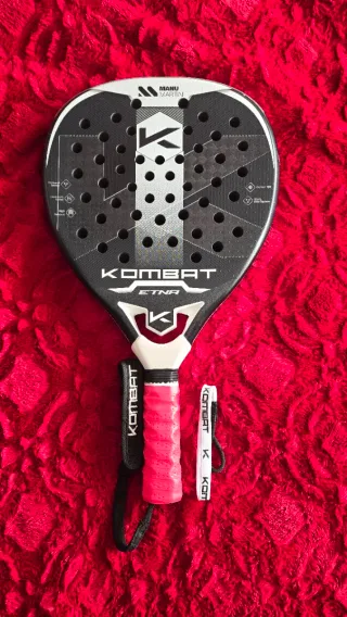 Pala padel Kombat Etna y mochila sin estrenar