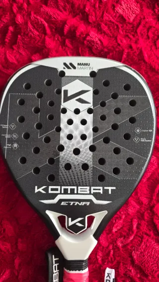 Pala padel Kombat Etna y mochila sin estrenar