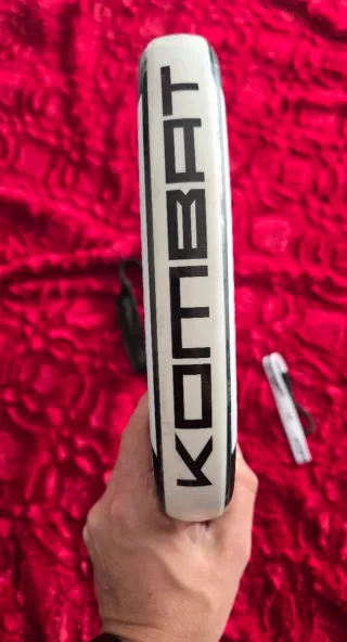 Pala padel Kombat Etna y mochila sin estrenar