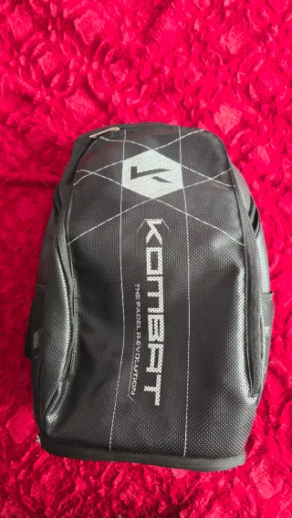 Pala padel Kombat Etna y mochila sin estrenar