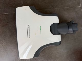 Aspiradora Kobold Vorwerk con bastantes  utensilio