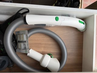 Aspiradora Kobold Vorwerk con bastantes  utensilio