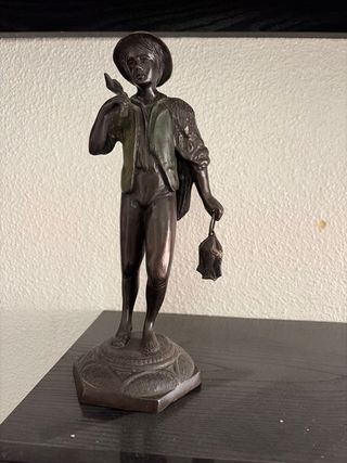 Estatuilla de metal envejecido Niño con Pájaro