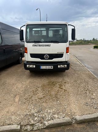 Nissan Atleon basculante (volquete)de 3500 kg