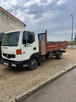 Nissan Atleon basculante (volquete)de 3500 kg