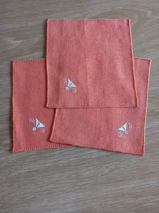 Tris centrini ricamati