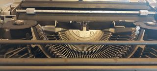 Máquina de escribir Olivetti Lettera DL y estuche