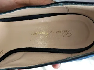 Zapatos de tacón azul con pedrería