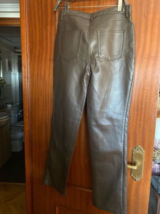 Pantalón Cuero Marrón Chocolate Guess.