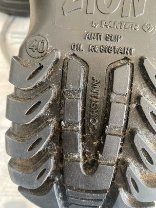 Zapatillas de seguridad verdes y naranjas