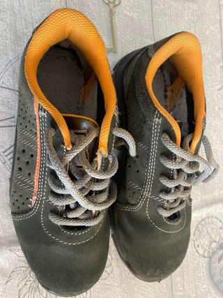 Zapatillas de seguridad verdes y naranjas