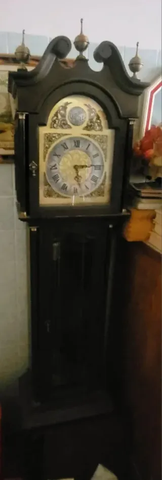 Reloj de pie clásico madera y metal