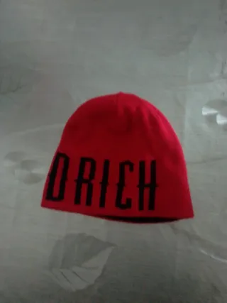 Gorro Hoodrich Negro y Rojo