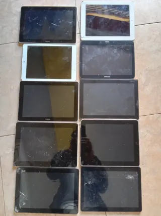 Lote di 10 tablet di diverse marche; iPad, ecc.