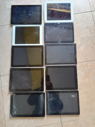 Lote di 10 tablet di diverse marche; iPad, ecc.