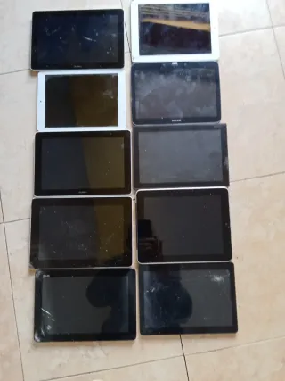 Lote di 10 tablet di diverse marche; iPad, ecc.