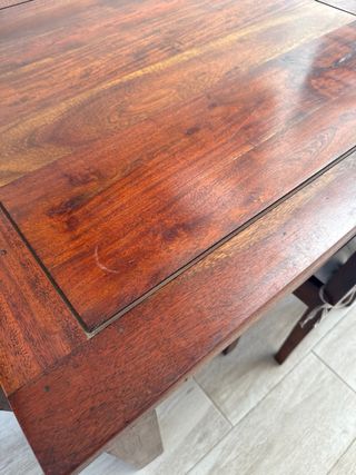 Mesa de comedor de madera