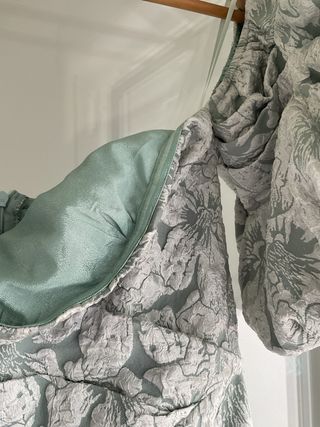 Vestido cóctel invitada verde menta y gris