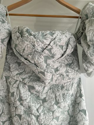 Vestido cóctel invitada verde menta y gris