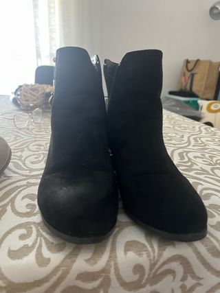 Botines negros de mujer con detalle dorado