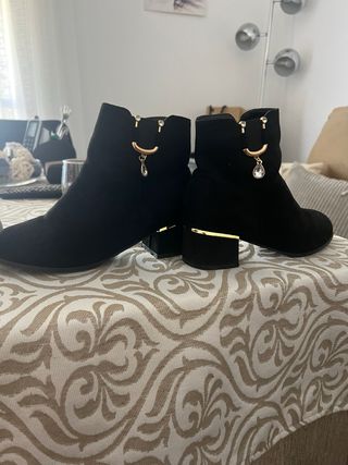 Botines negros de mujer con detalle dorado