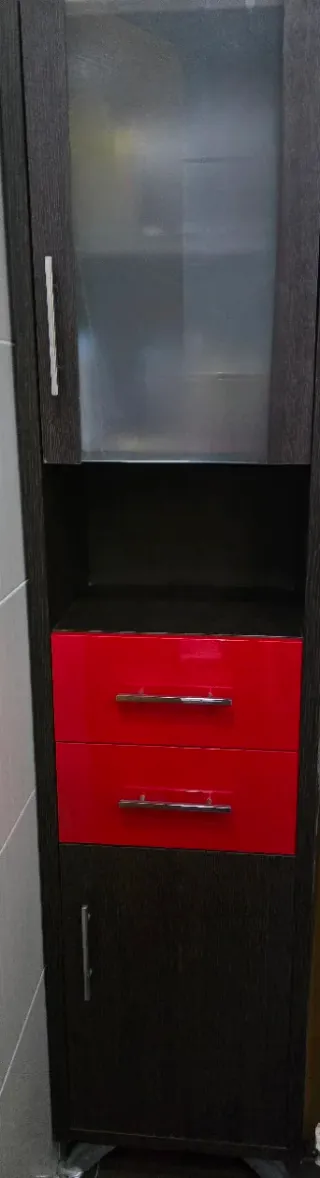 Mueble de baño negro y rojo