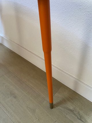 Mesa auxiliar diseño naranja y dorado