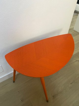 Mesa auxiliar diseño naranja y dorado