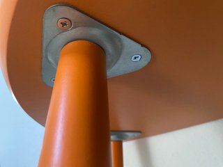 Mesa auxiliar diseño naranja y dorado