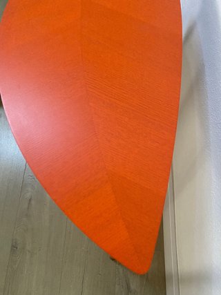 Mesa auxiliar diseño naranja y dorado